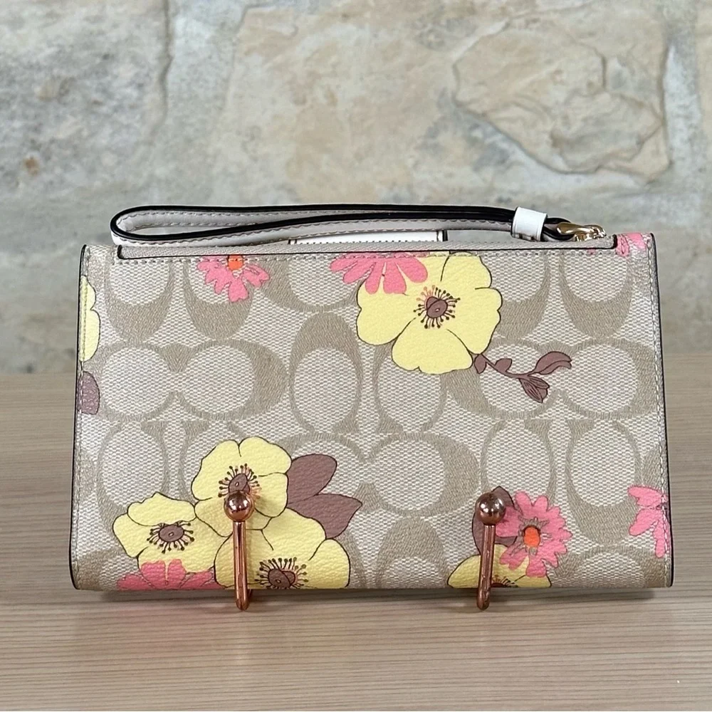 Coach - Picture 10 of 13